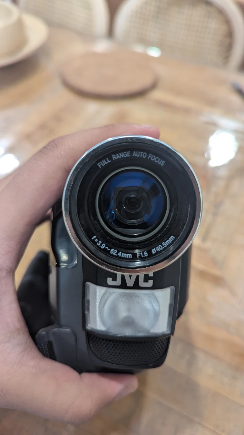 JVC GR-AXM230 VHS-C Camcorder - photo 4