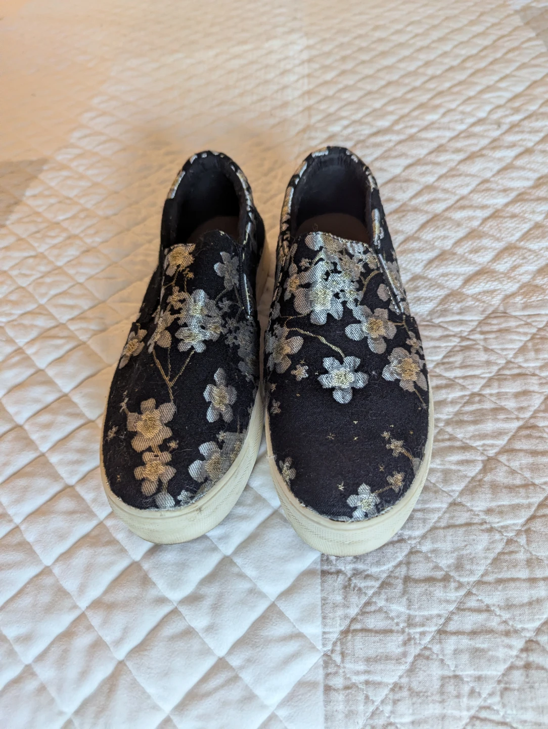 US11 Faux Sued Floral Slip-On Shoes