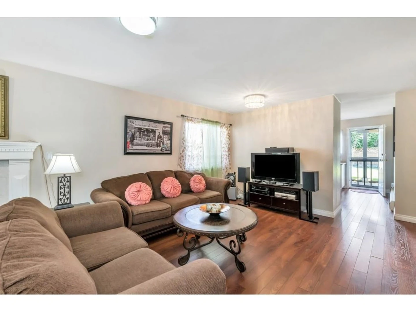 2 Bed, 1 Bath Ground level unit available for rent - photo 2