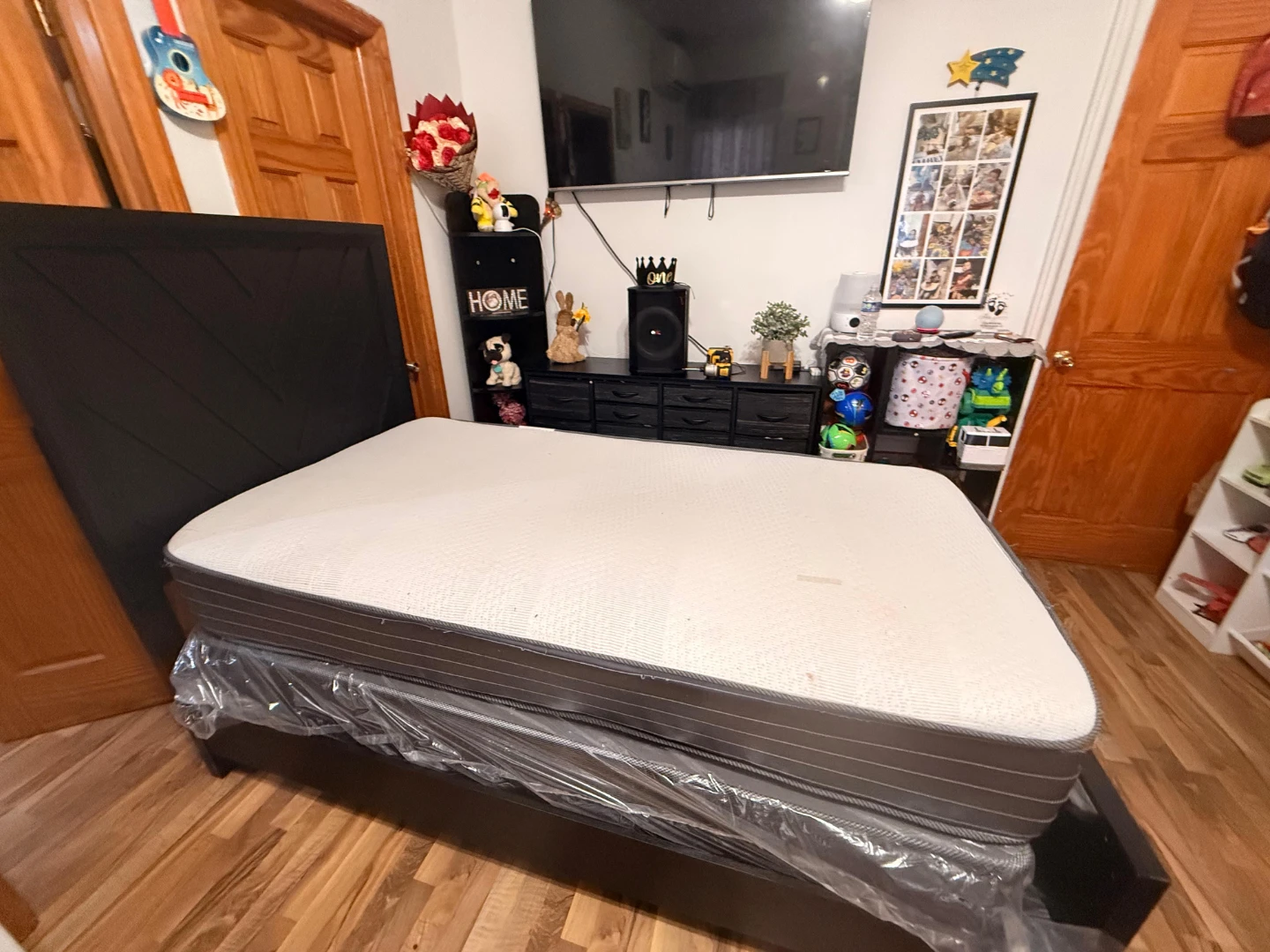Black Twin XL Bed Frame with Mattress plaza y media