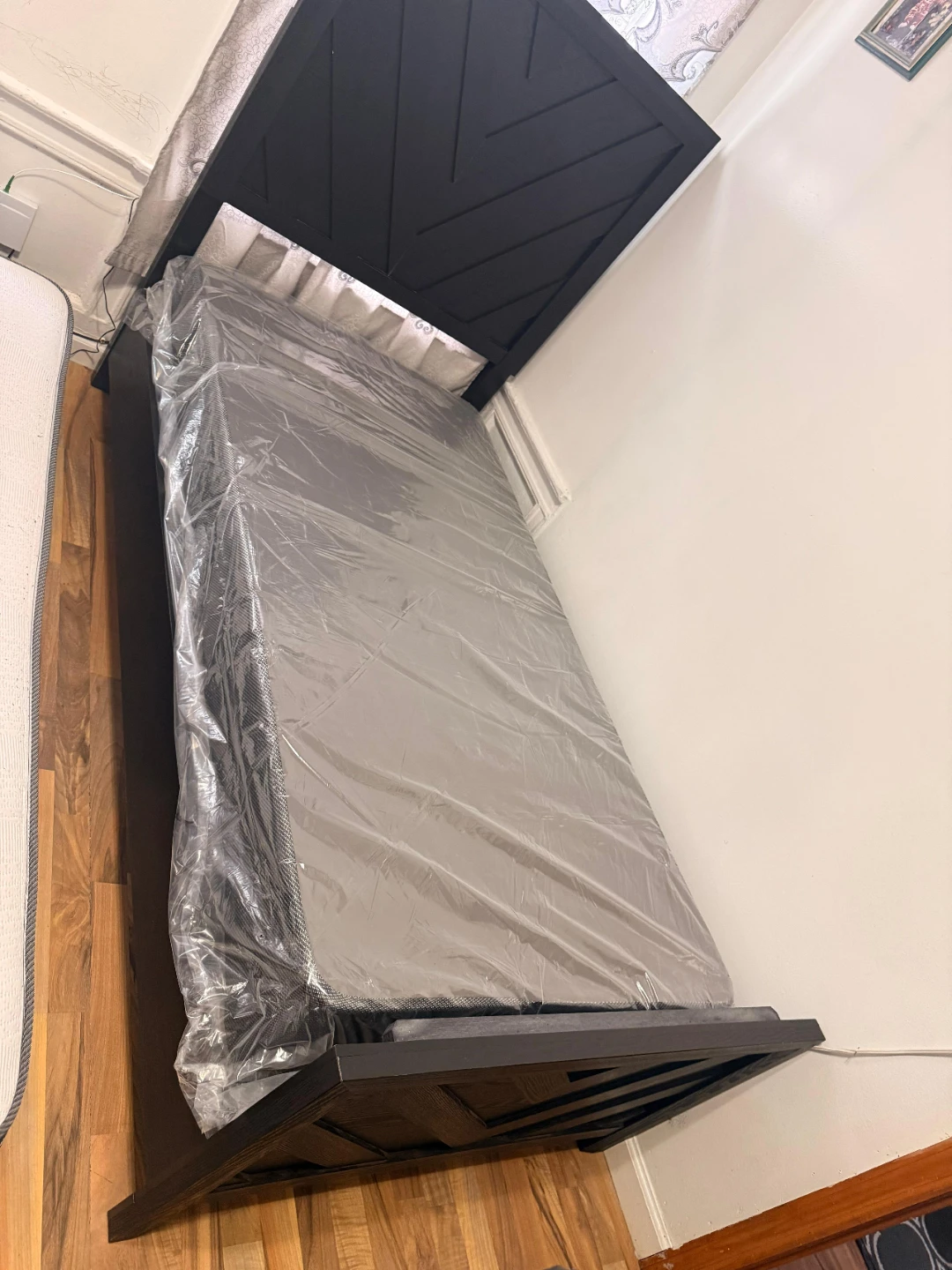 Black Twin XL Bed Frame with Mattress plaza y media - photo 2