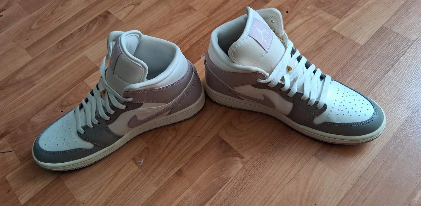 Air Jordan 1 Mid SE Women's Shoes - photo 2