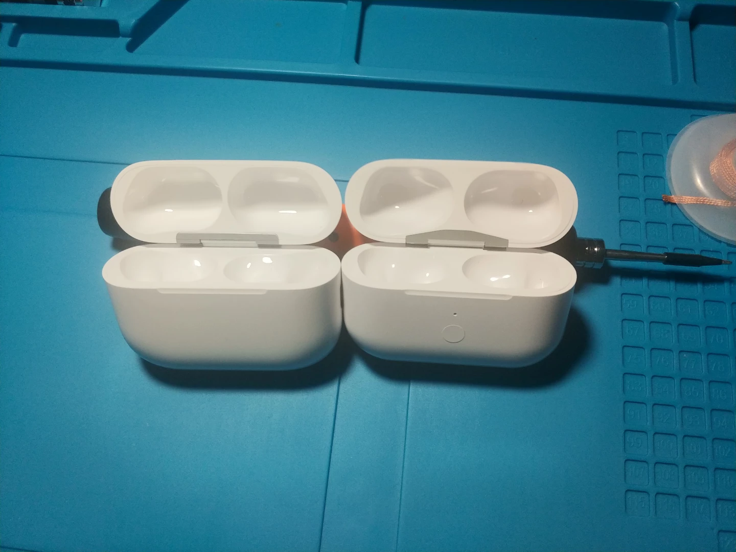 Apple AirPods Pro Charging Case