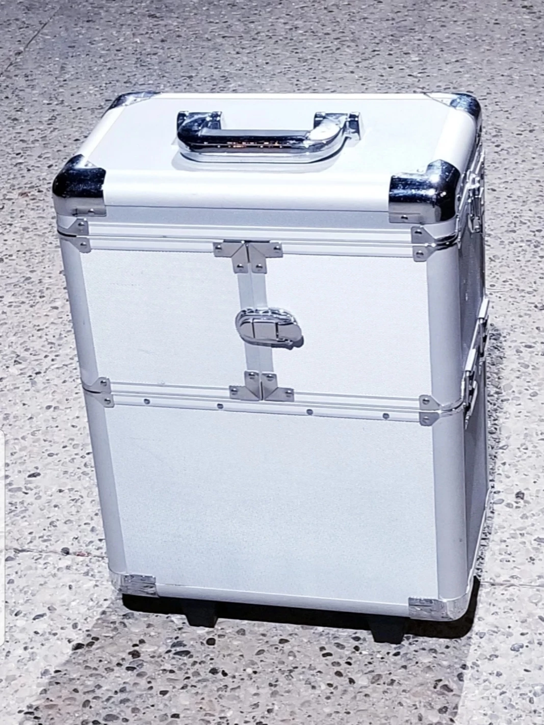 SILVER ROLLING MAKEUP TRAIN CASE WITH TELESCOPIC HANDLE!!