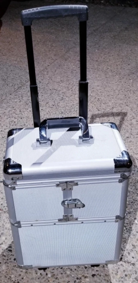 SILVER ROLLING MAKEUP TRAIN CASE WITH TELESCOPIC HANDLE!! - photo 2