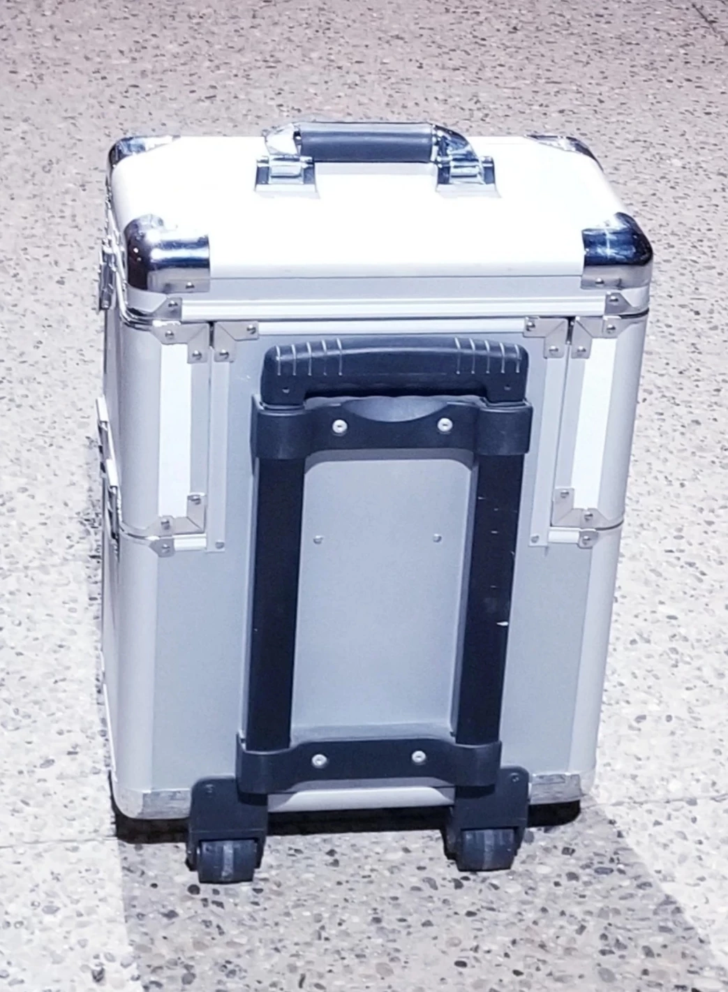 SILVER ROLLING MAKEUP TRAIN CASE WITH TELESCOPIC HANDLE!! - photo 4
