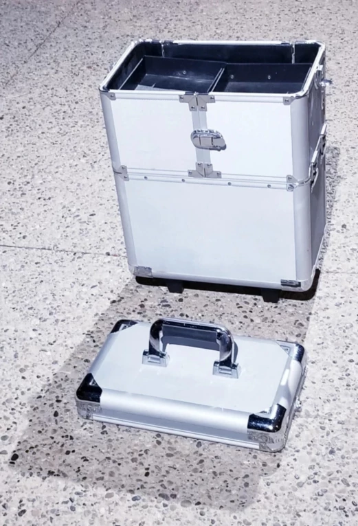SILVER ROLLING MAKEUP TRAIN CASE WITH TELESCOPIC HANDLE!! - photo 5