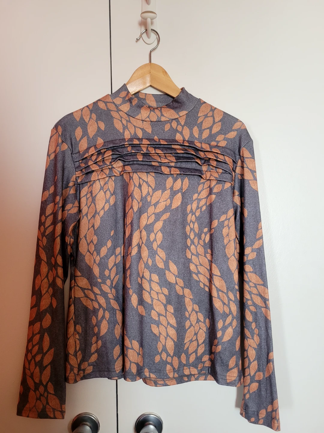 Grey & Orange Leaf Print Long Sleeve Top - Size L🥕🌱 - photo 3