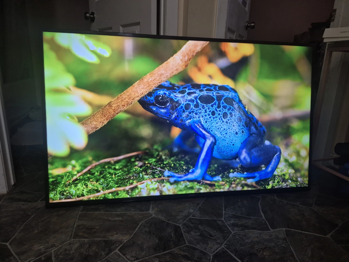 Samsung 58" 4k smart uhd with wall mount