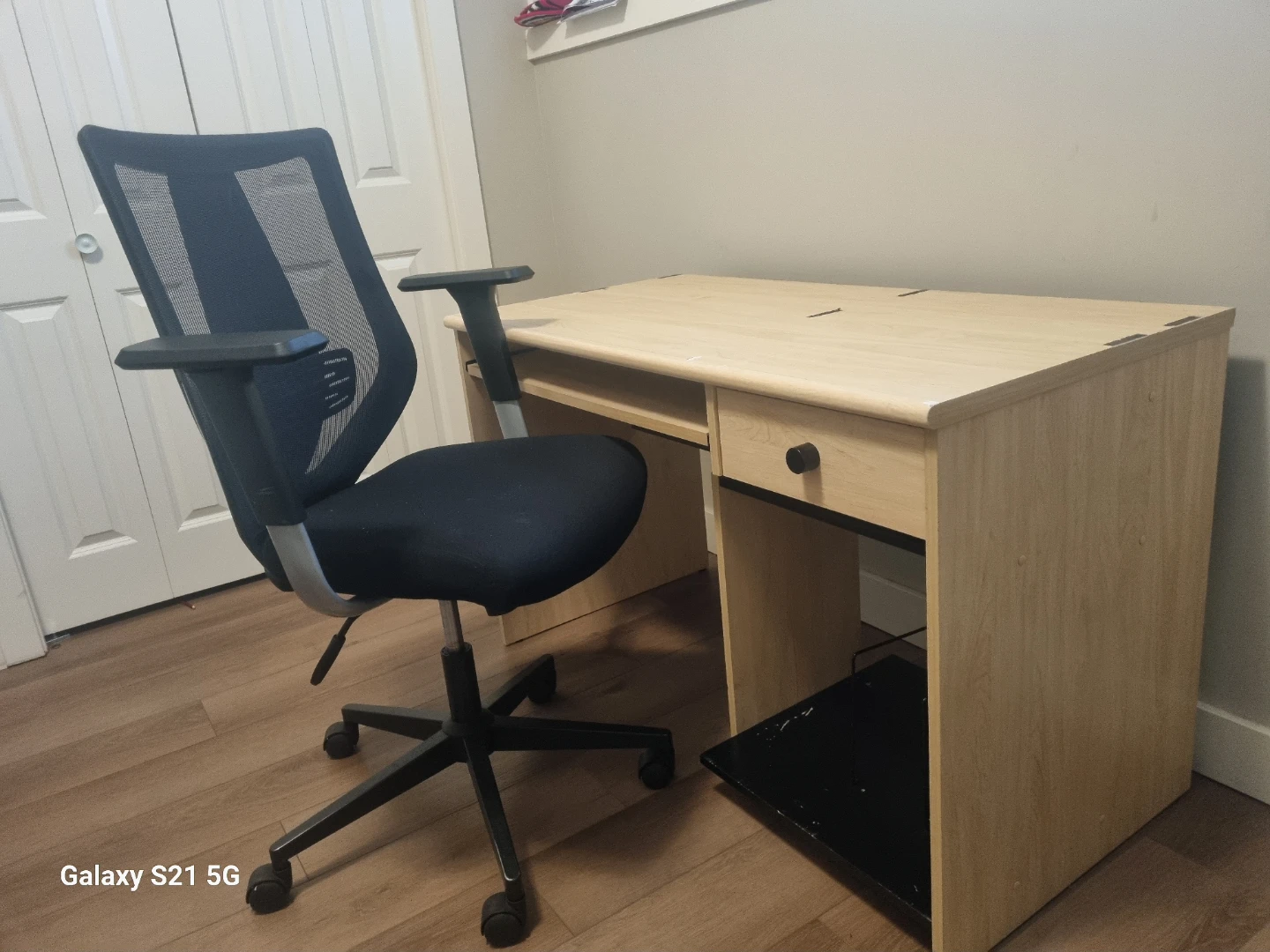 Desk + Ergonomic Chair - photo 2