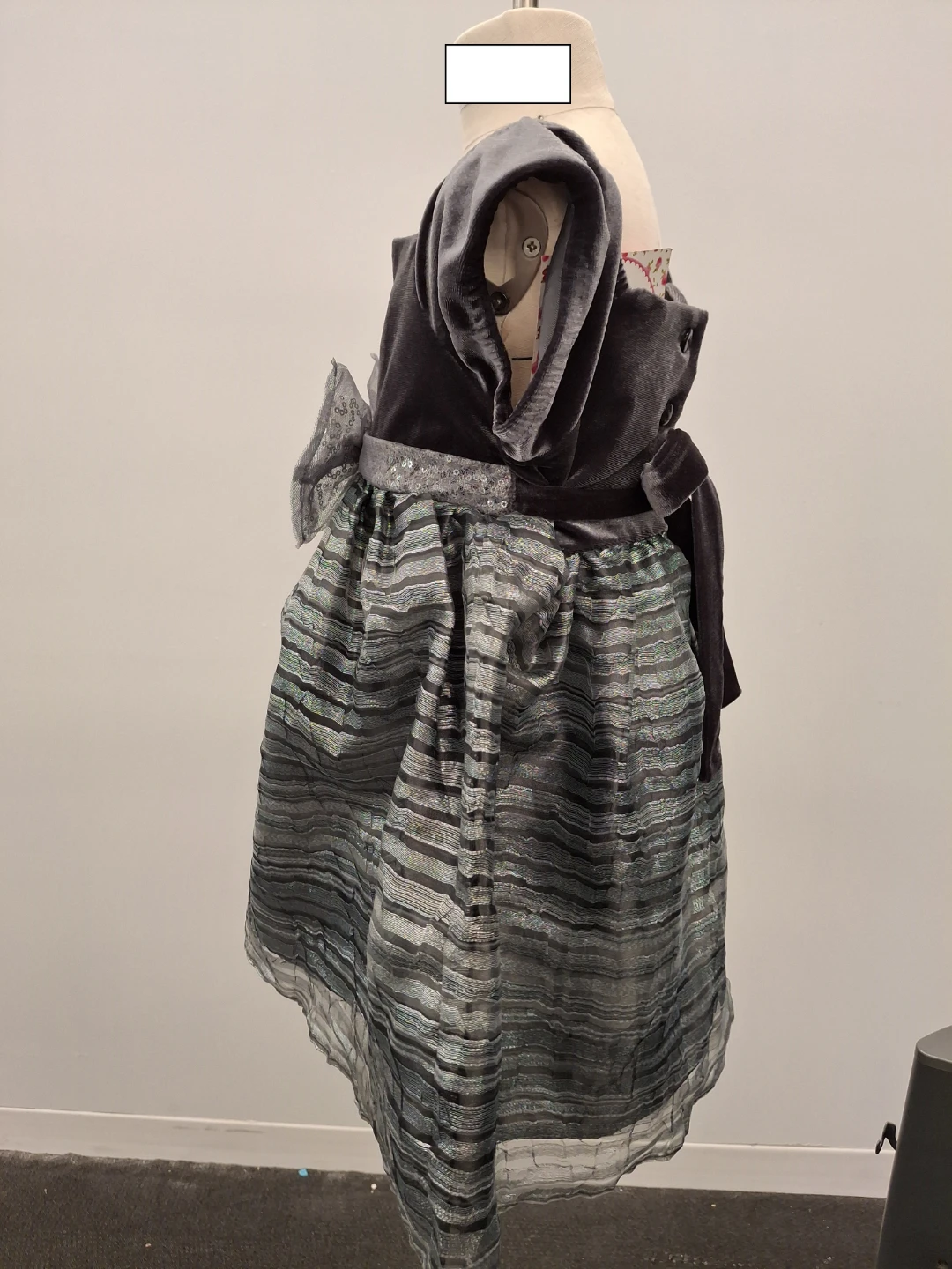 NEW Girl's dress in silver grey - size 24 months / 2T - photo 2