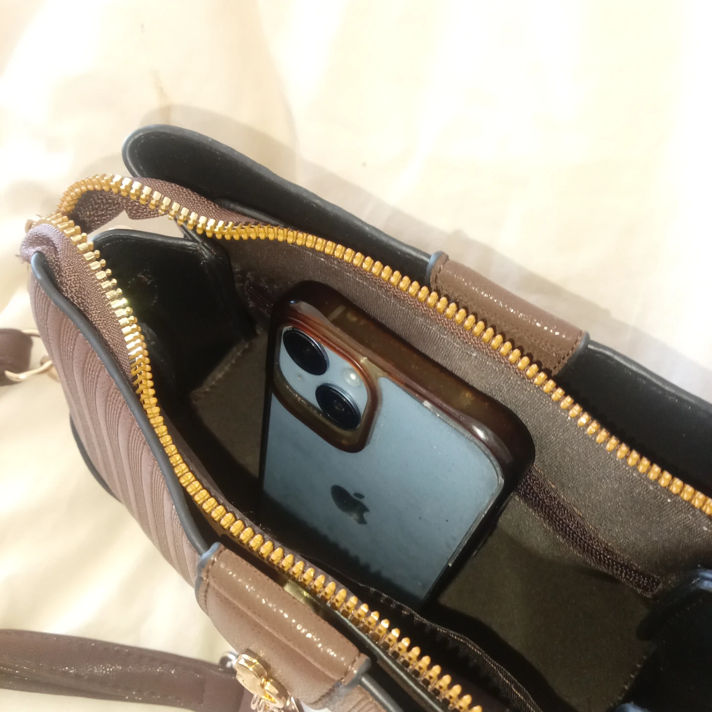 Brown textured crossbody bag with gold chain - photo 4