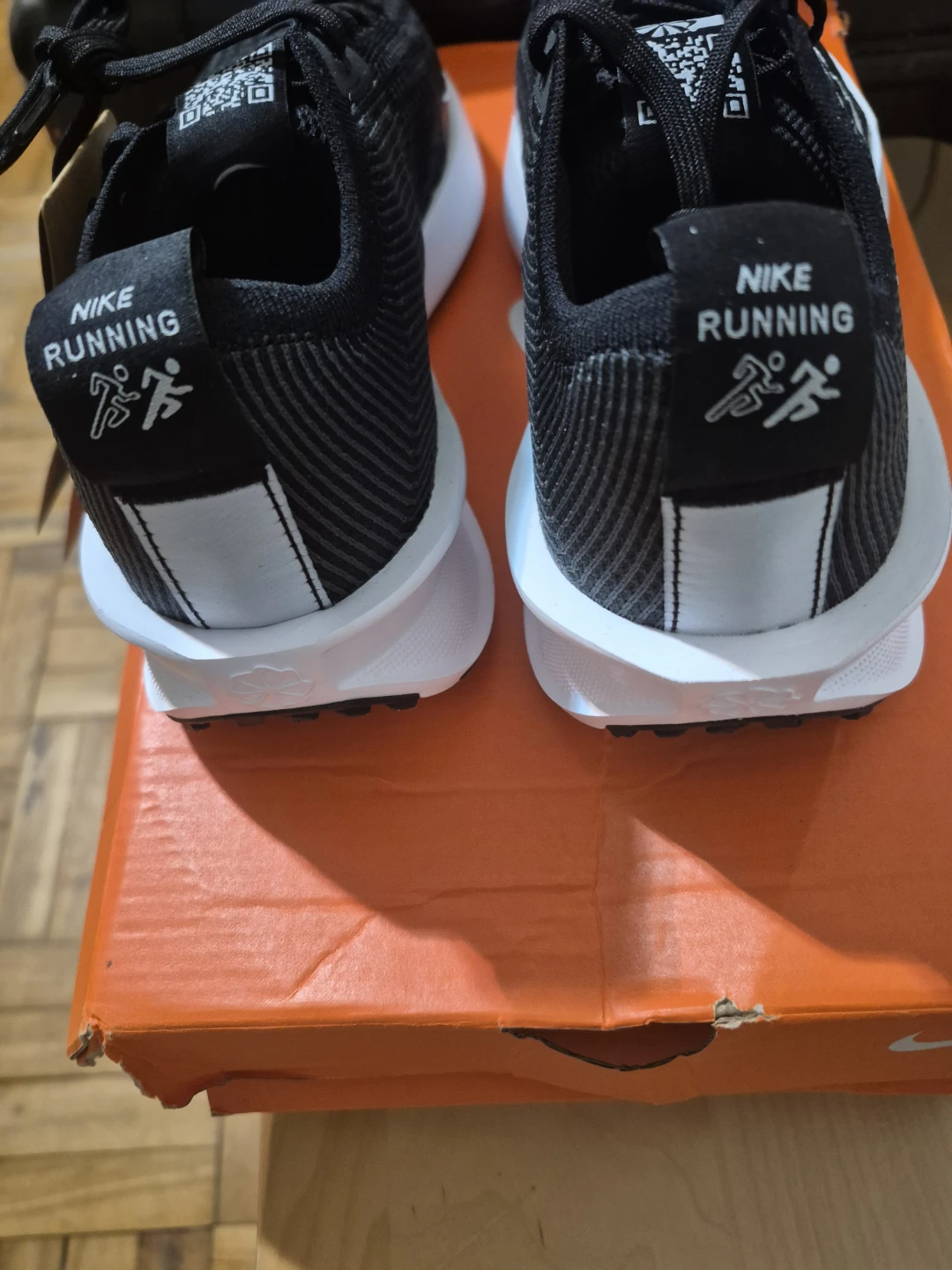 BNIB)Nike Interact Run Size 7 Women's Running Shoes Black/White - photo 3