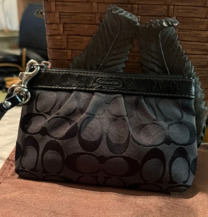 Coach Signature C Wristlet Black