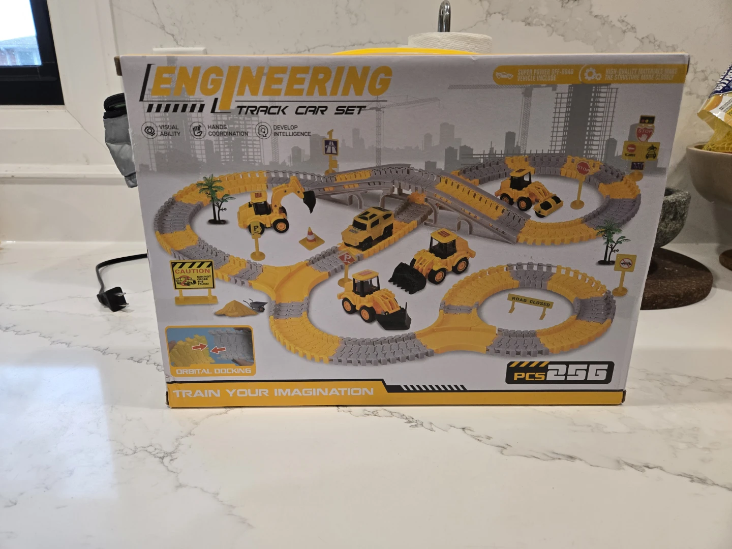 Engineering L-Track Car Set - 256 Pieces