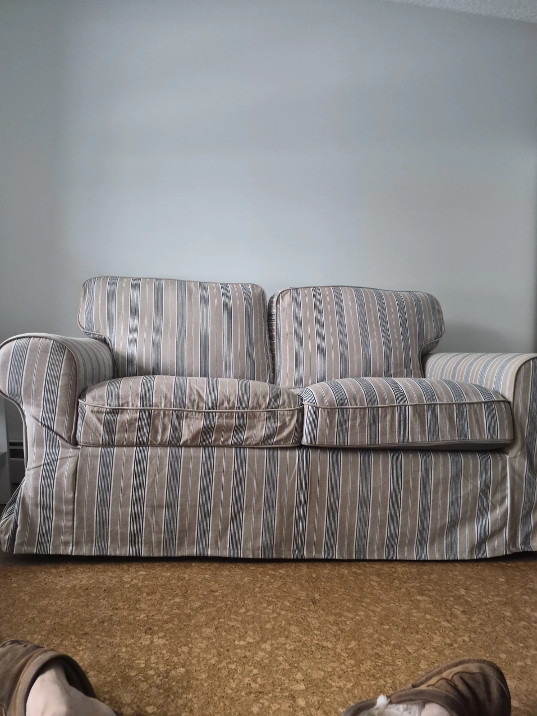 VERY NICE LOVE SEAT -LIKE NEW