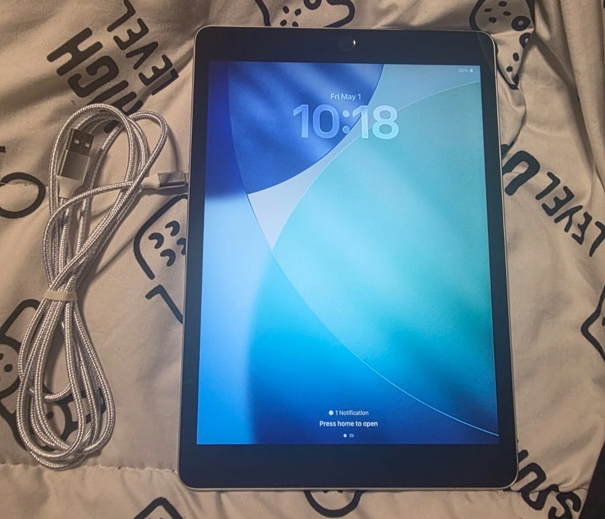 Apple iPad 7th Generation - 32GB 98% battety