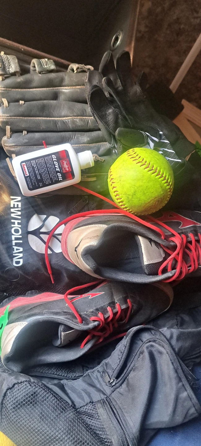 Mizuno Baseball Cleats & Wilson Glove Oil