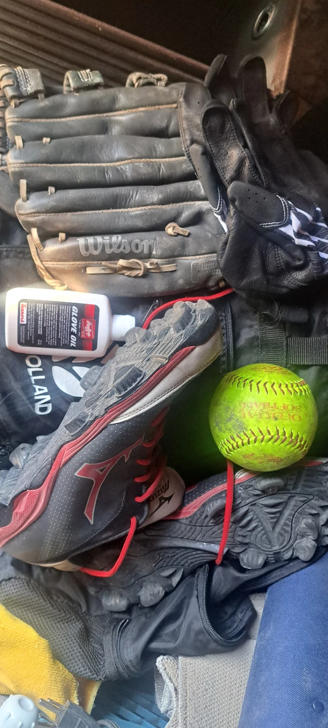 Mizuno Baseball Cleats & Wilson Glove Oil - photo 2