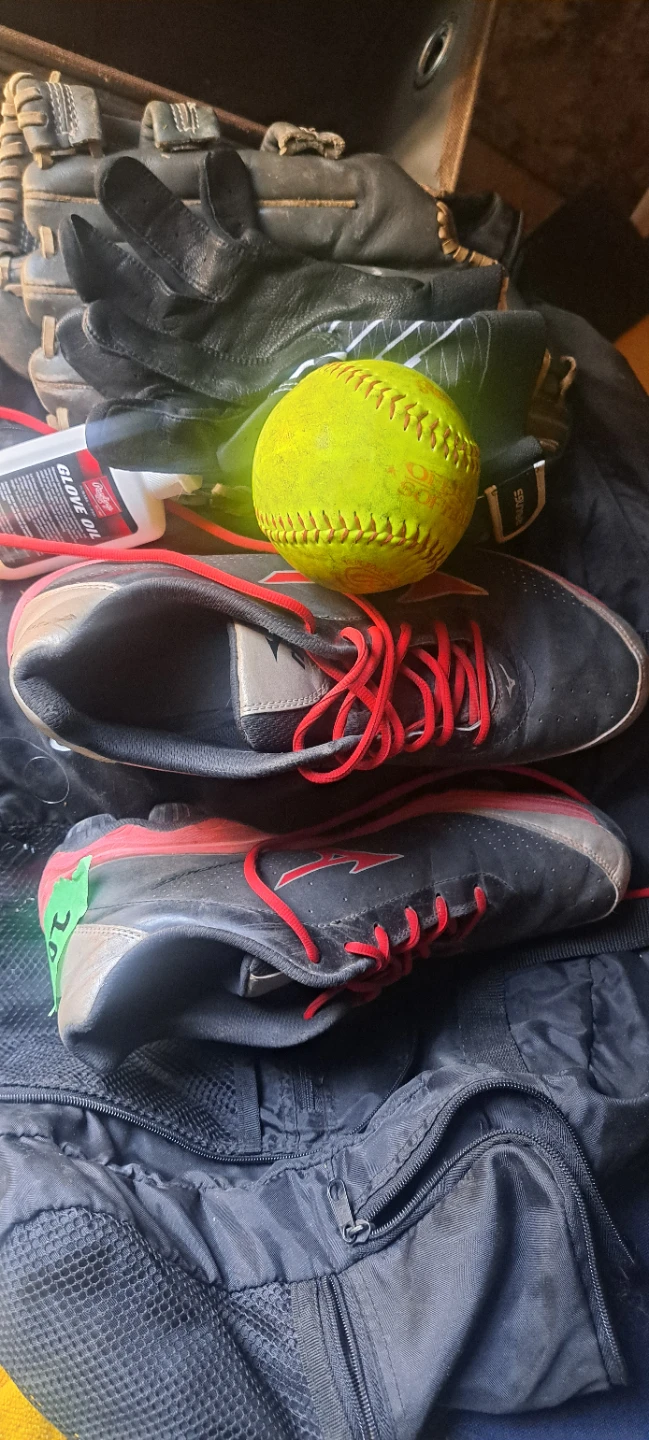 Mizuno Baseball Cleats & Wilson Glove Oil - photo 5