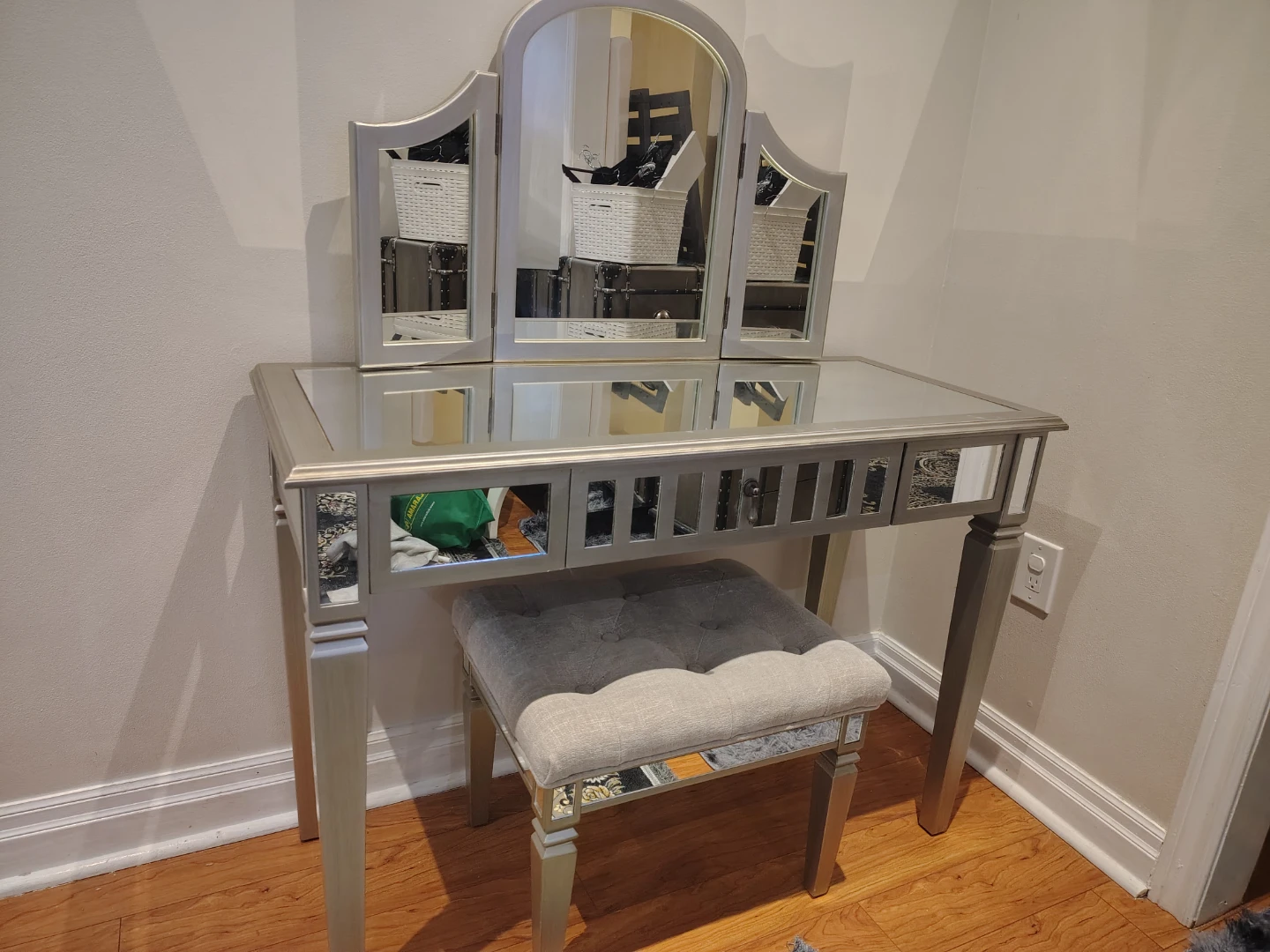Mirrored Vanity Table with Tri-Fold Mirror and Stool - photo 4