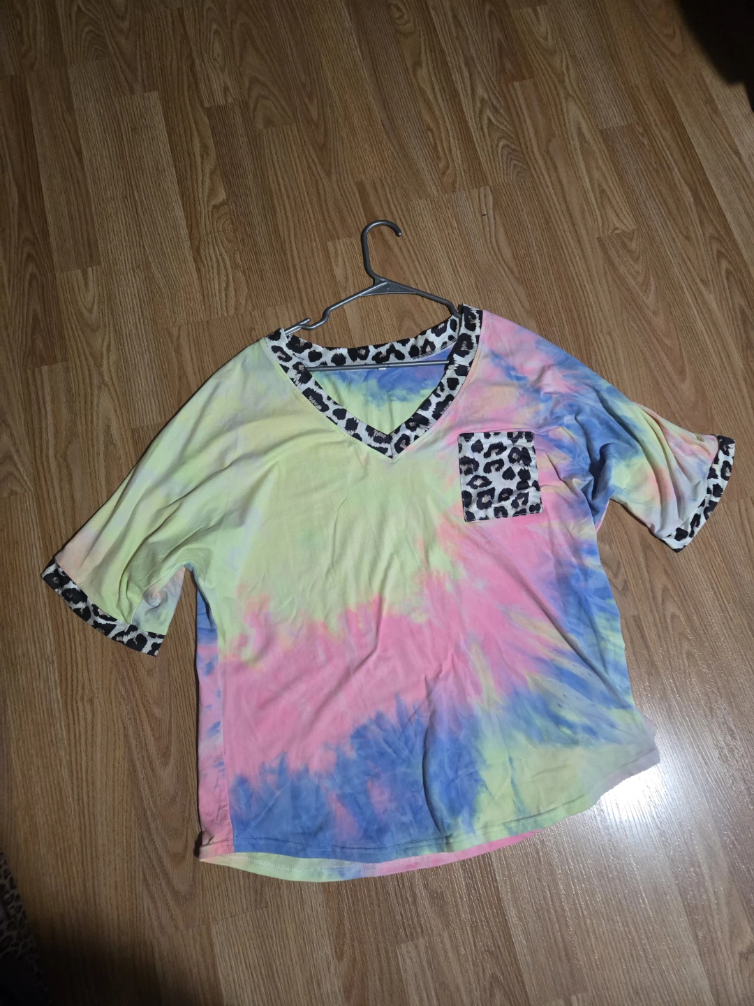 Tie-dye V-neck Top with Leopard Print Accents - photo 2