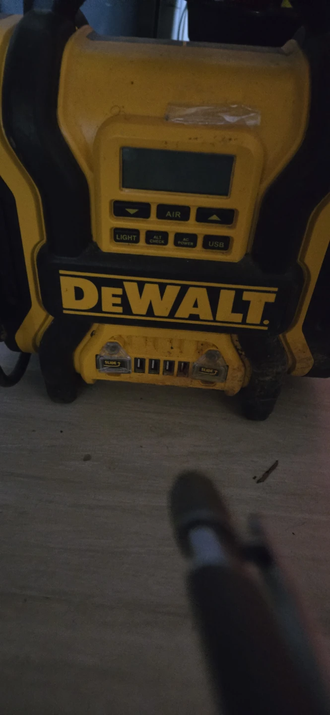 DeWalt Power Station Jump Starter - photo 4