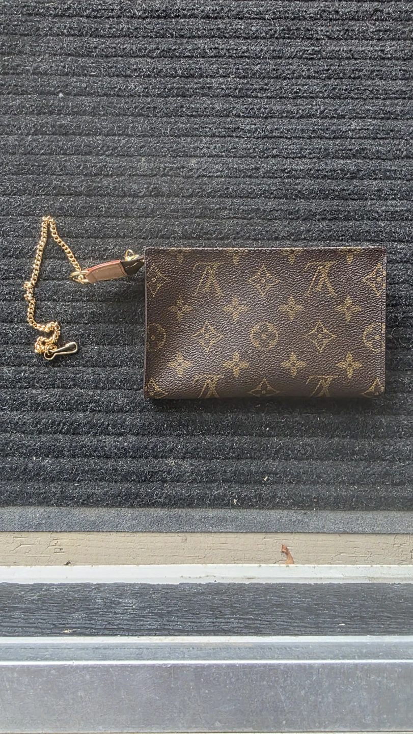 Louis Vuitton Bucket Pouch with Chain- new - photo 3