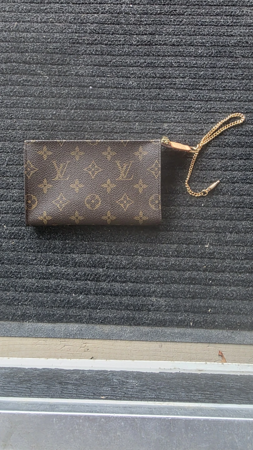 Louis Vuitton Bucket Pouch with Chain- new - photo 4