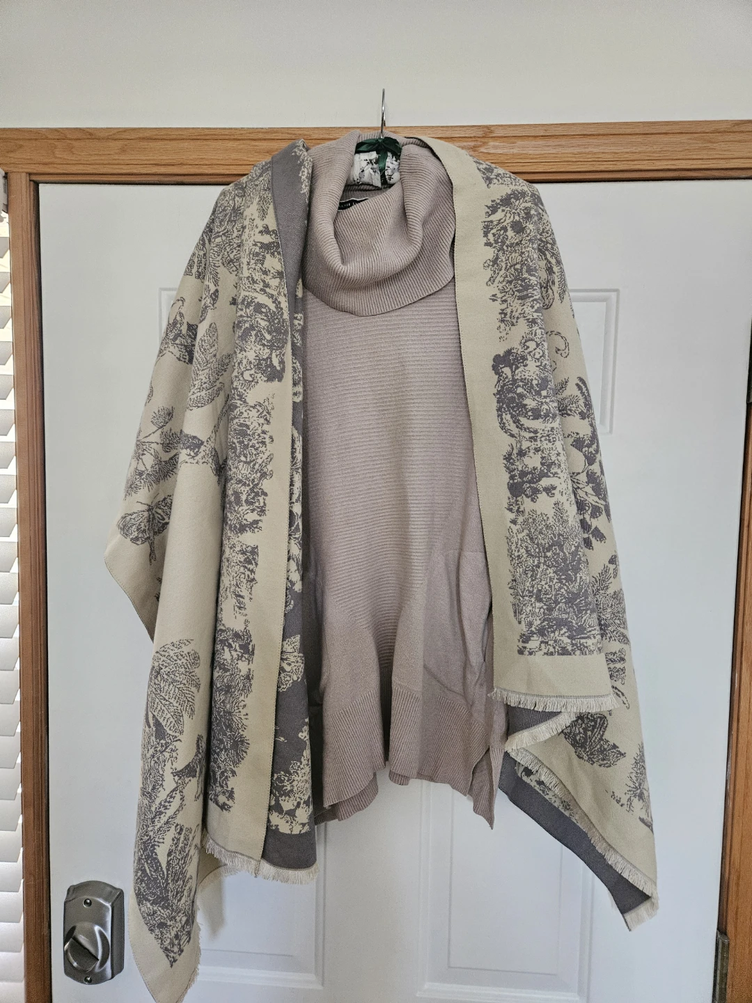 Women's sweater & scarf set - photo 2