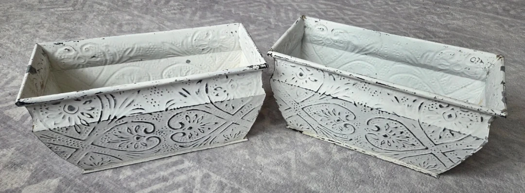 2 Embossed Metal Planters 🪴 - photo 2