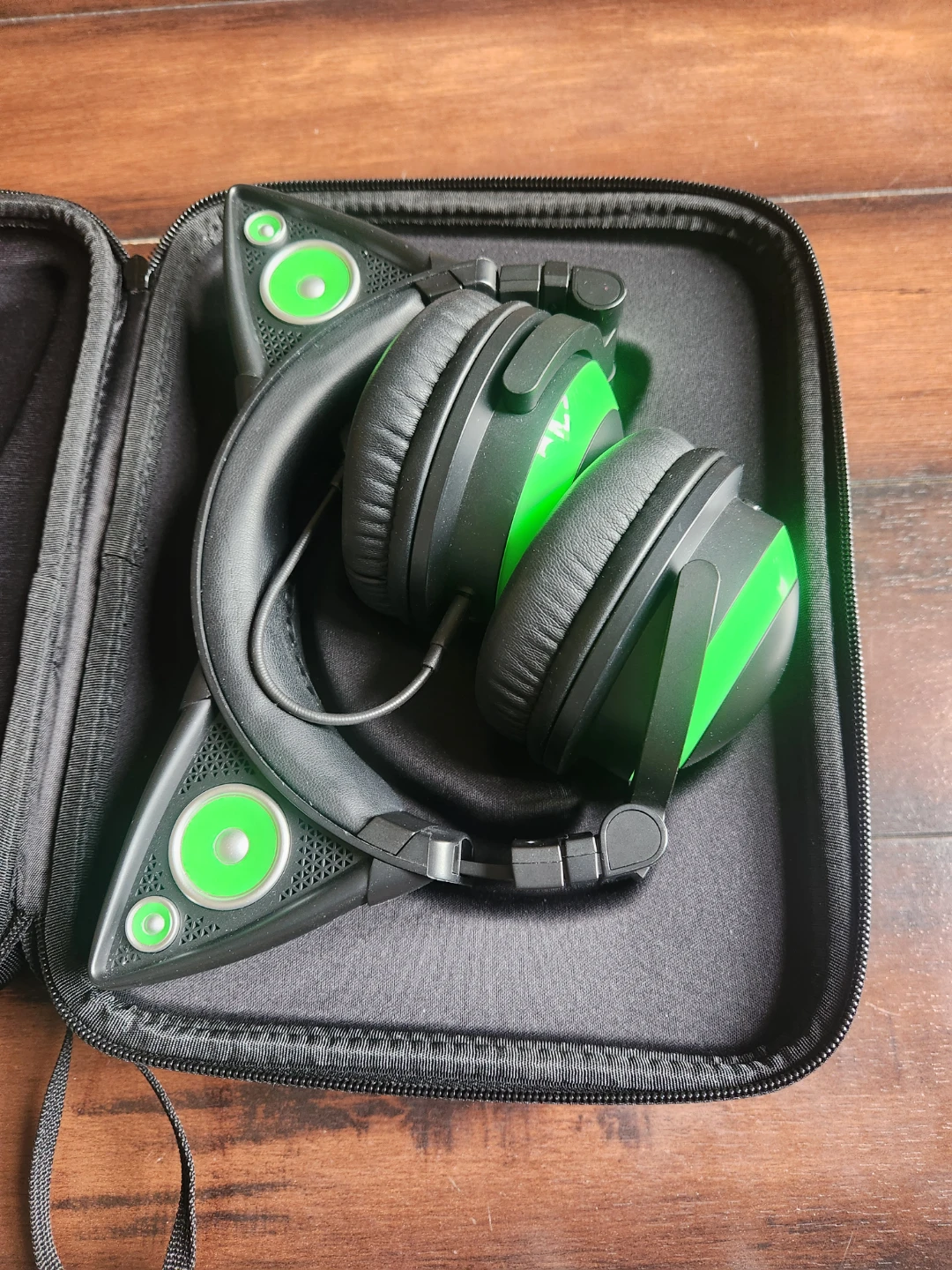 Brookstone Cat Ear Headphones with Mic and Case - photo 2