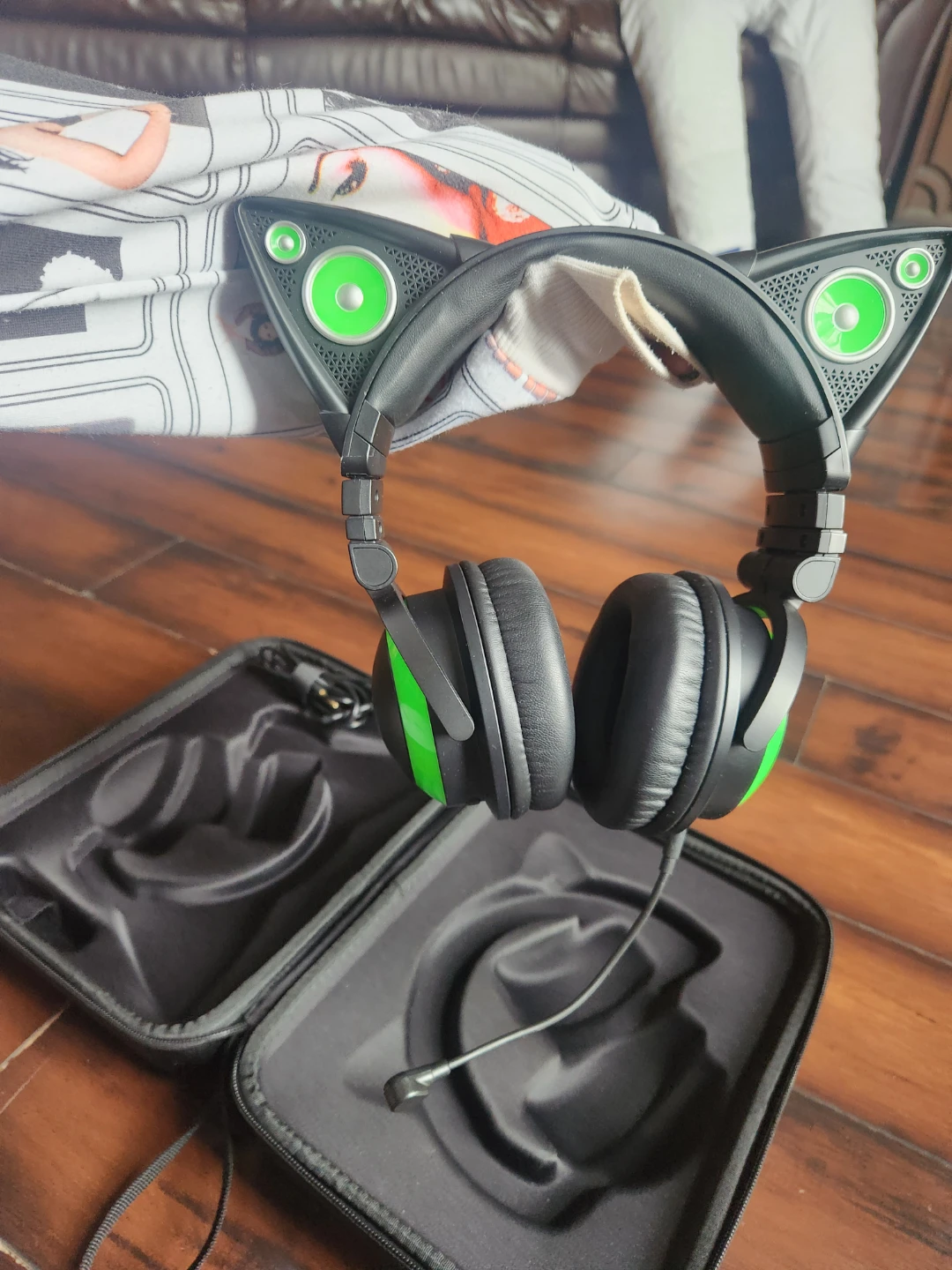 Brookstone Cat Ear Headphones with Mic and Case - photo 3