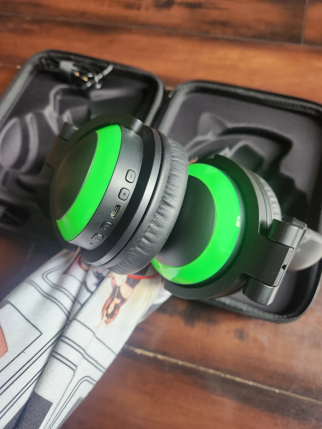Brookstone Cat Ear Headphones with Mic and Case - photo 4