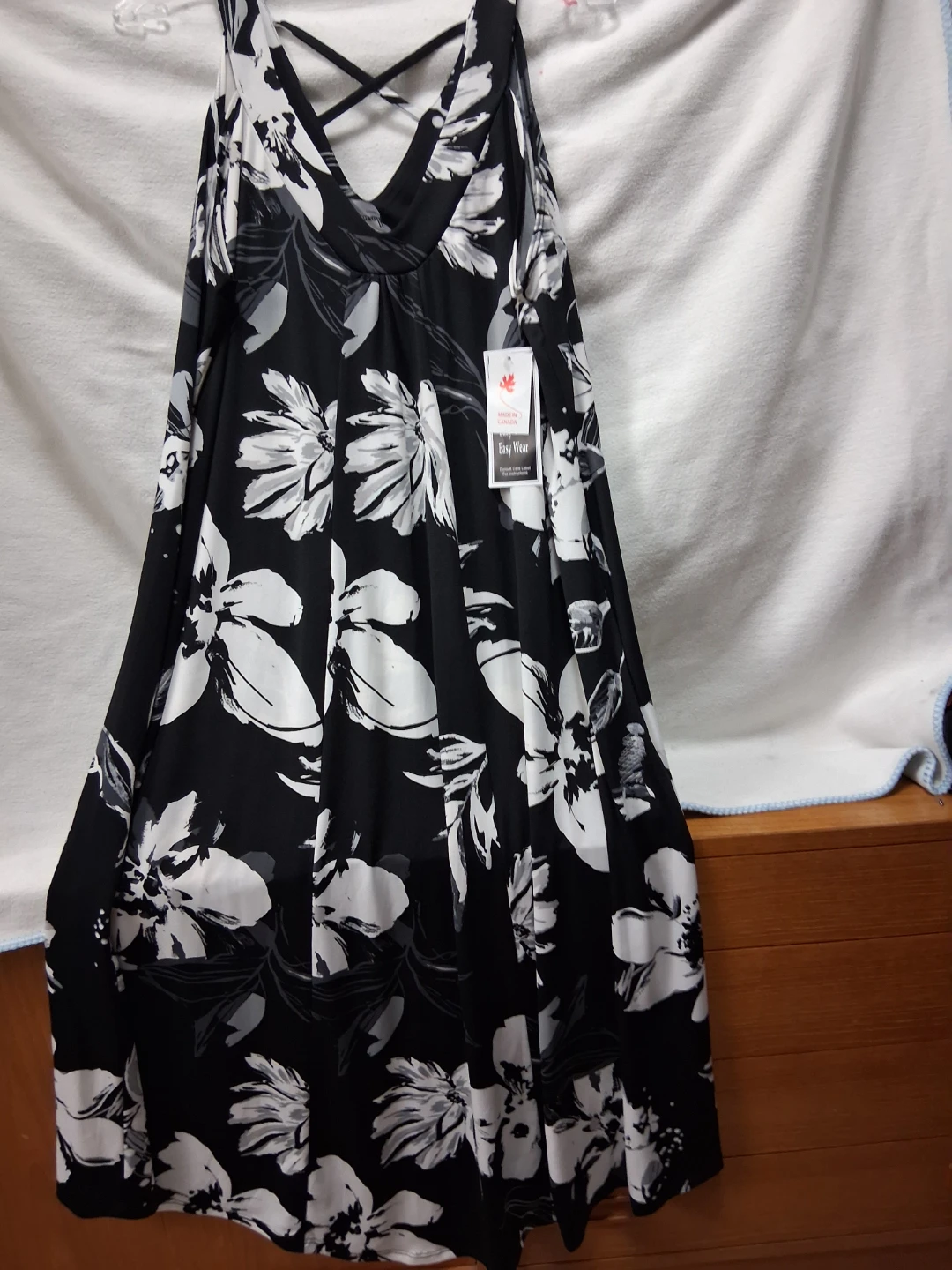 Marallis Collection Women's Floral Dress XXL/TTG. NEW WITH TAGS.