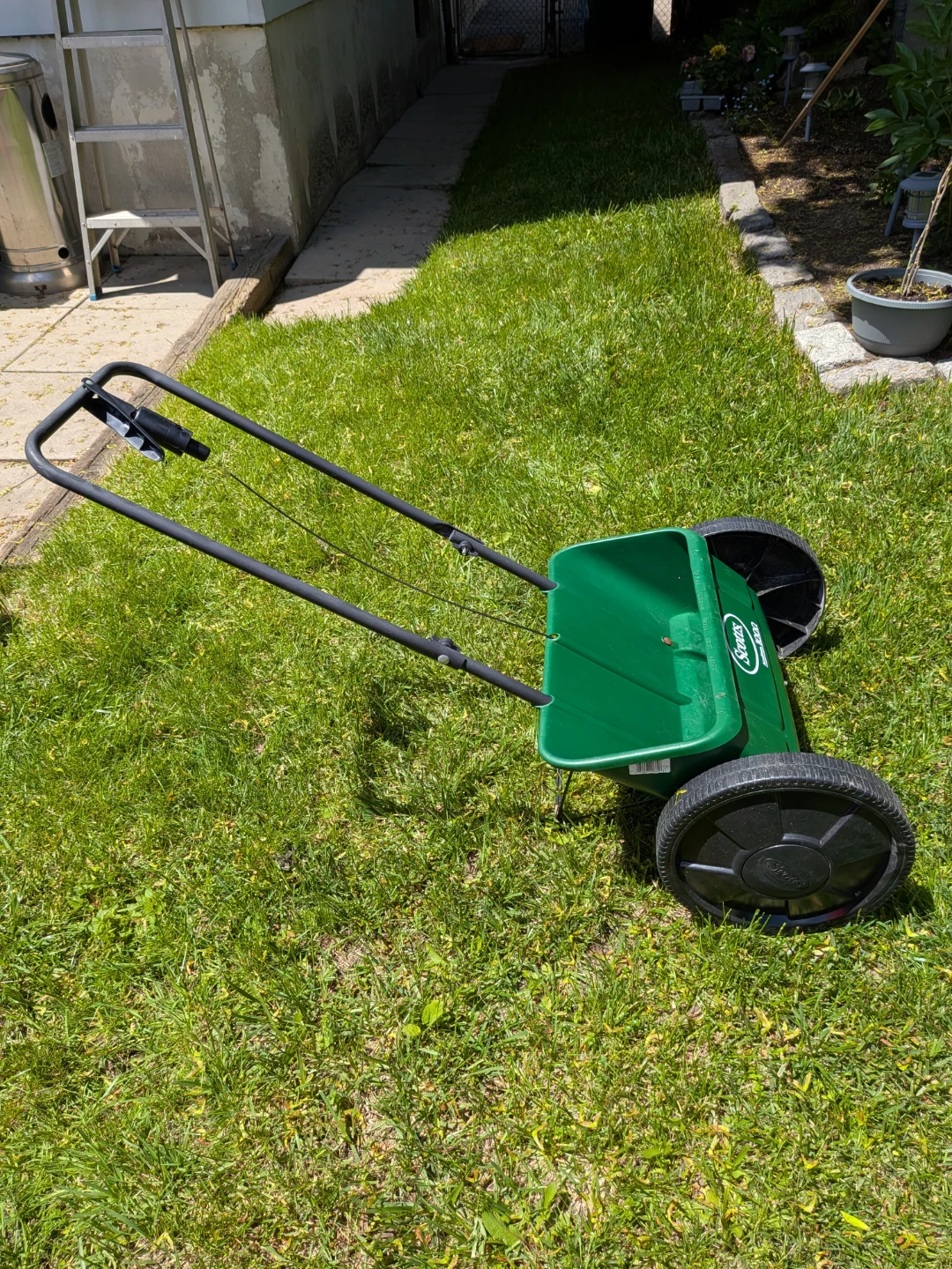 Scotts Broadcast Spreader - photo 3