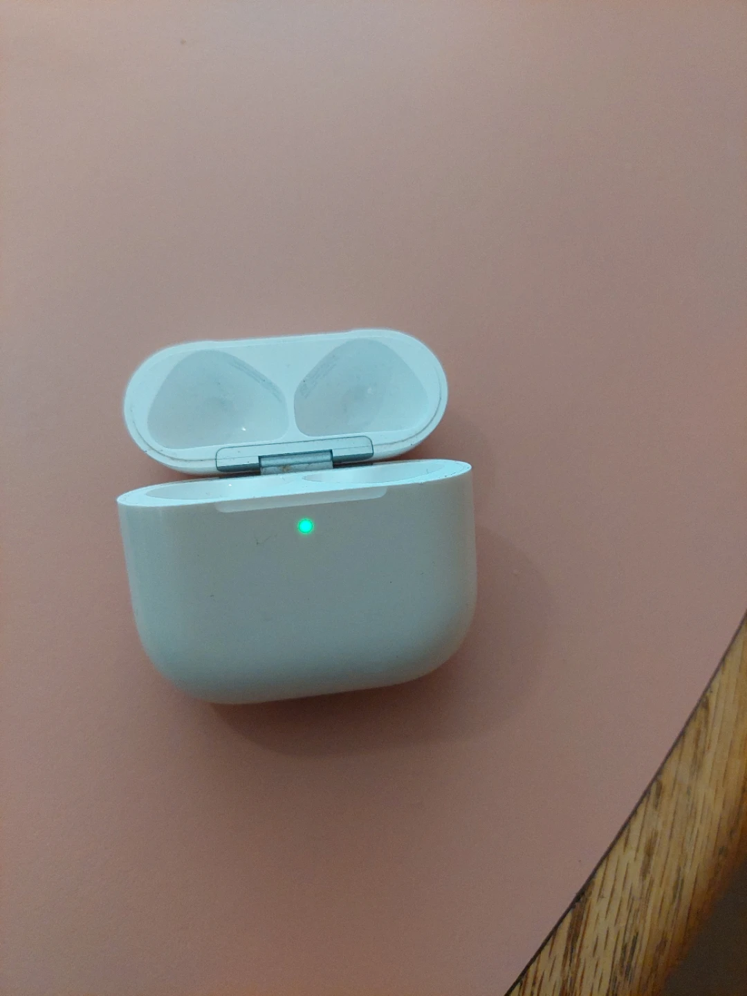 Apple AirPods Pro 3rd generation Charging Case - photo 2