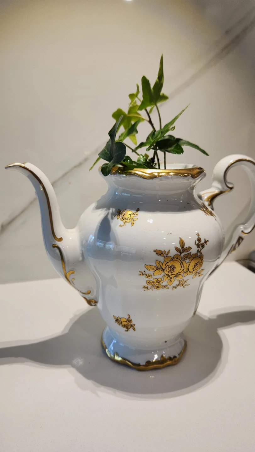 Vintage teapot planter with ivy plant - photo 3