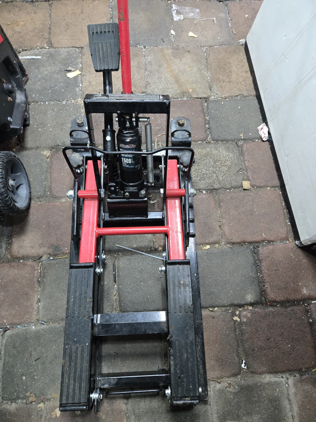 Motomaster Motorcycle Jack 1500 lb Capacity - photo 2
