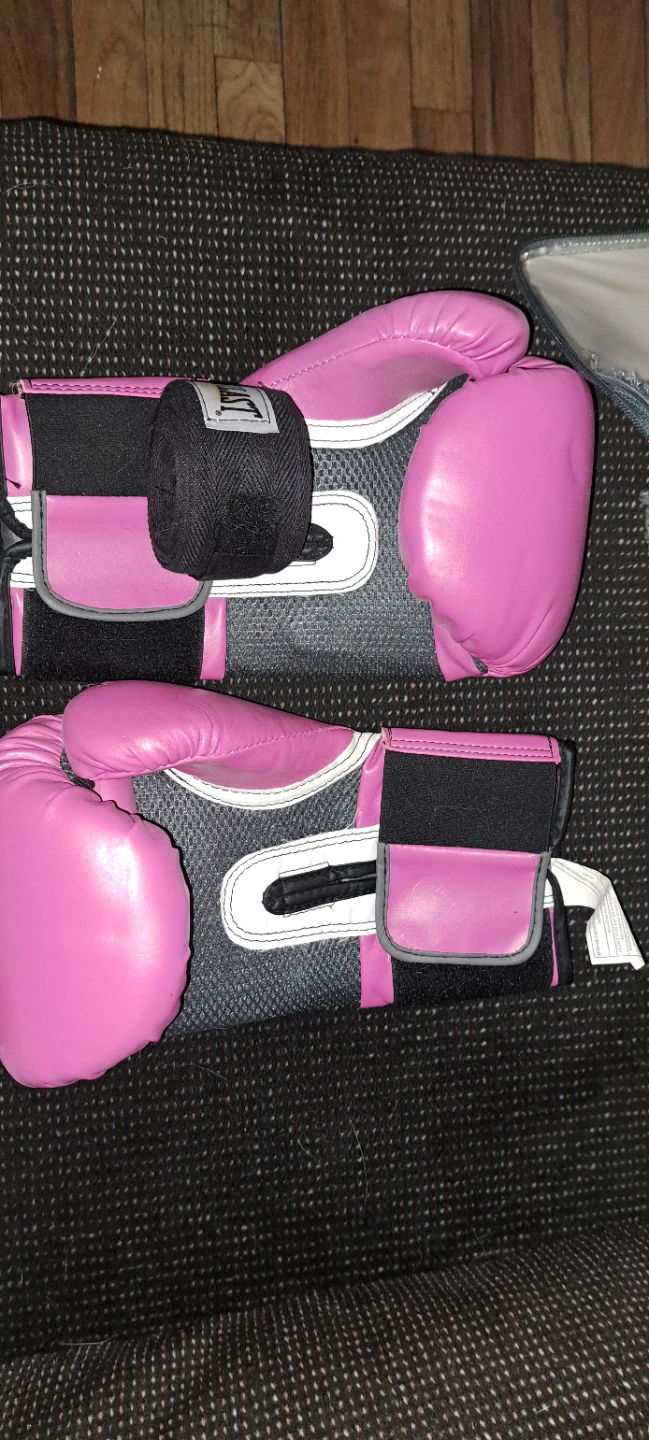 Pink Everlast Boxing Gloves (12 oz) & Hand Wraps – Barely Used!