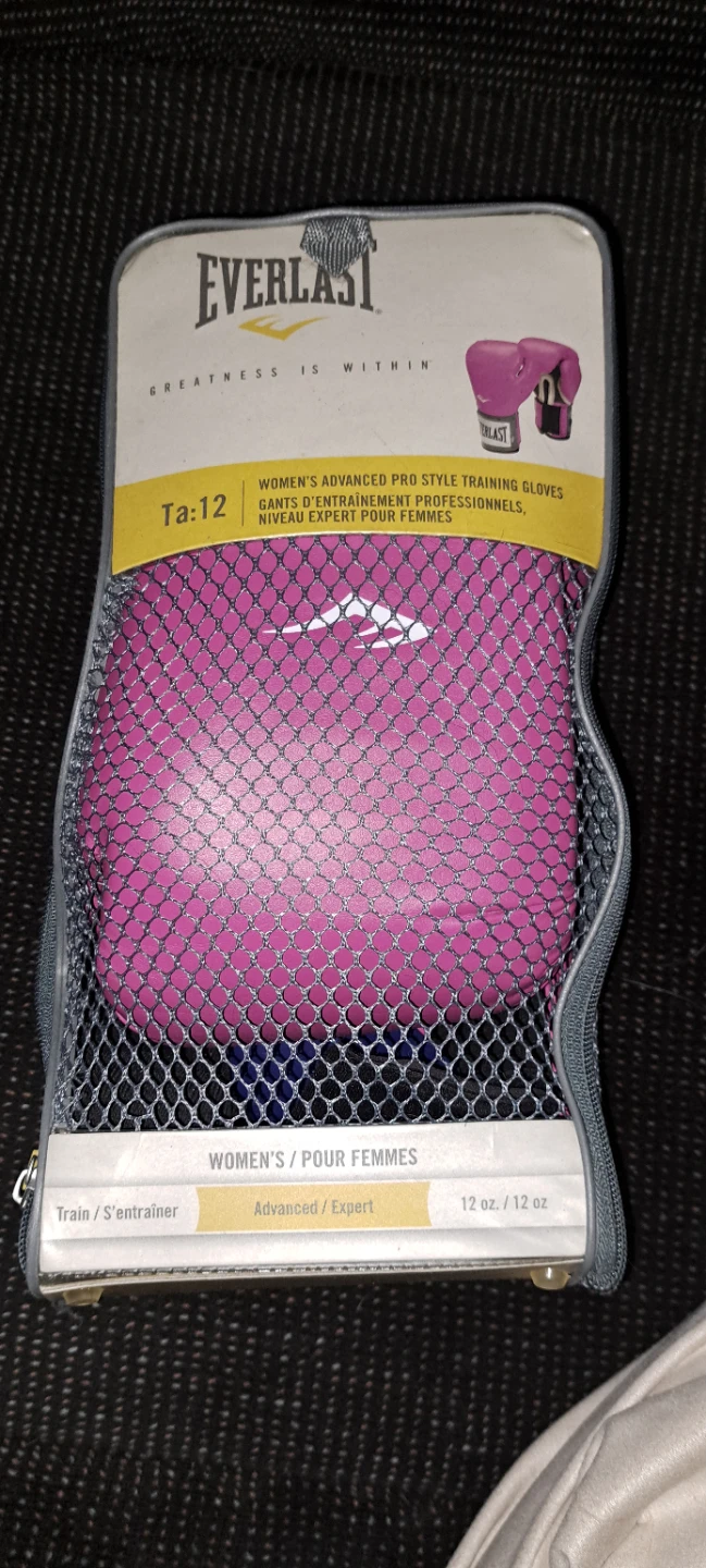 Pink Everlast Boxing Gloves (12 oz) & Hand Wraps – Barely Used! - photo 2