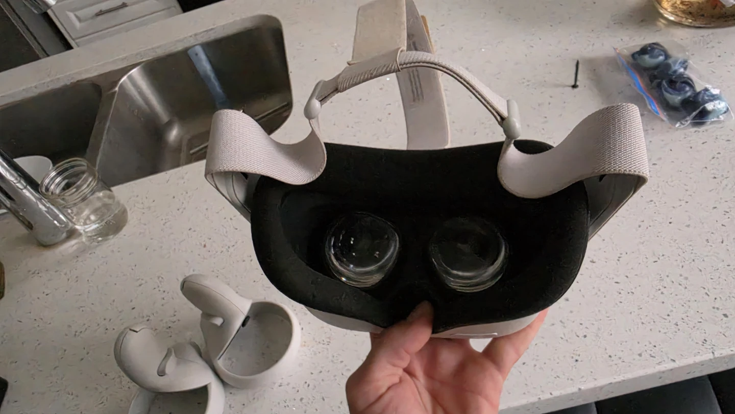Oculus Quest 2 VR Headset with Controllers - photo 2