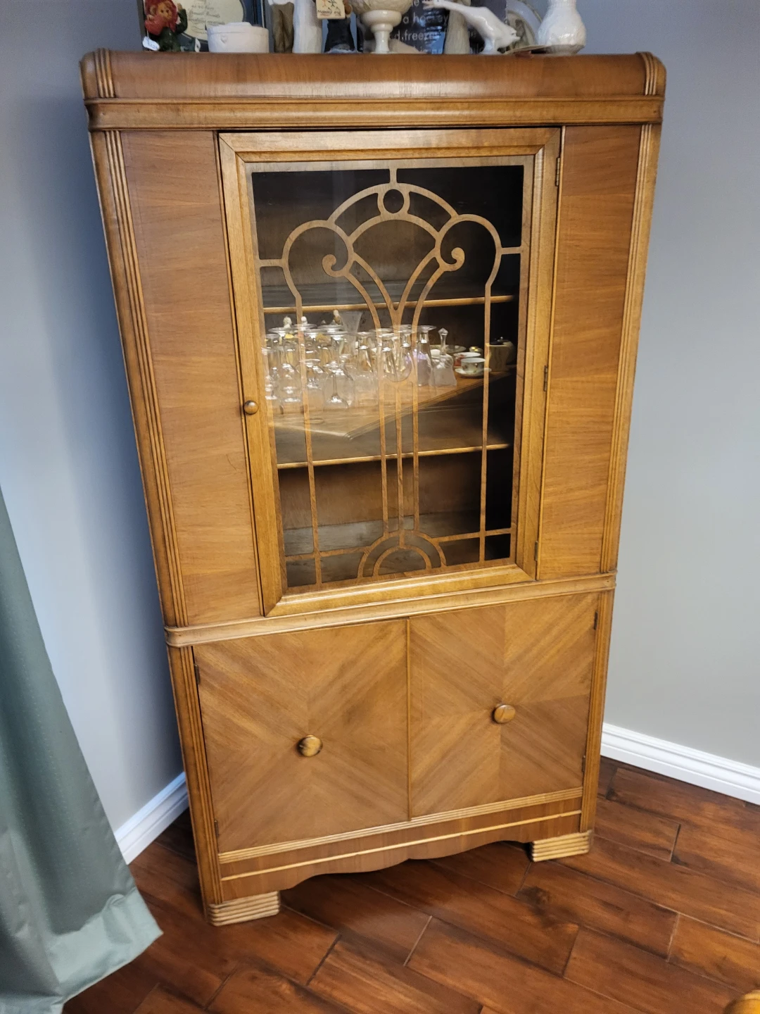 Duncan Phyfe Antique Dining Table & Vintage Wooden China Cabinet - photo 4