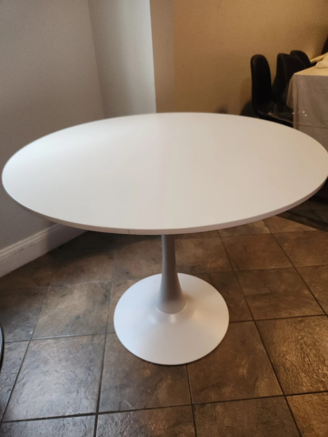 White Round Pedestal Dining Table - photo 2