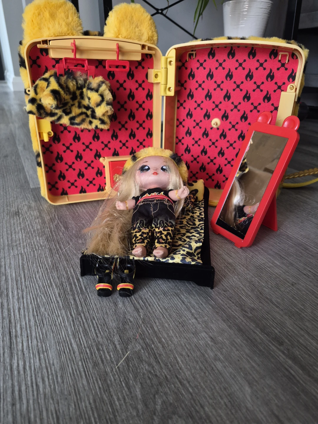 LOL Surprise OMG Fierce Doll House Playset - photo 3