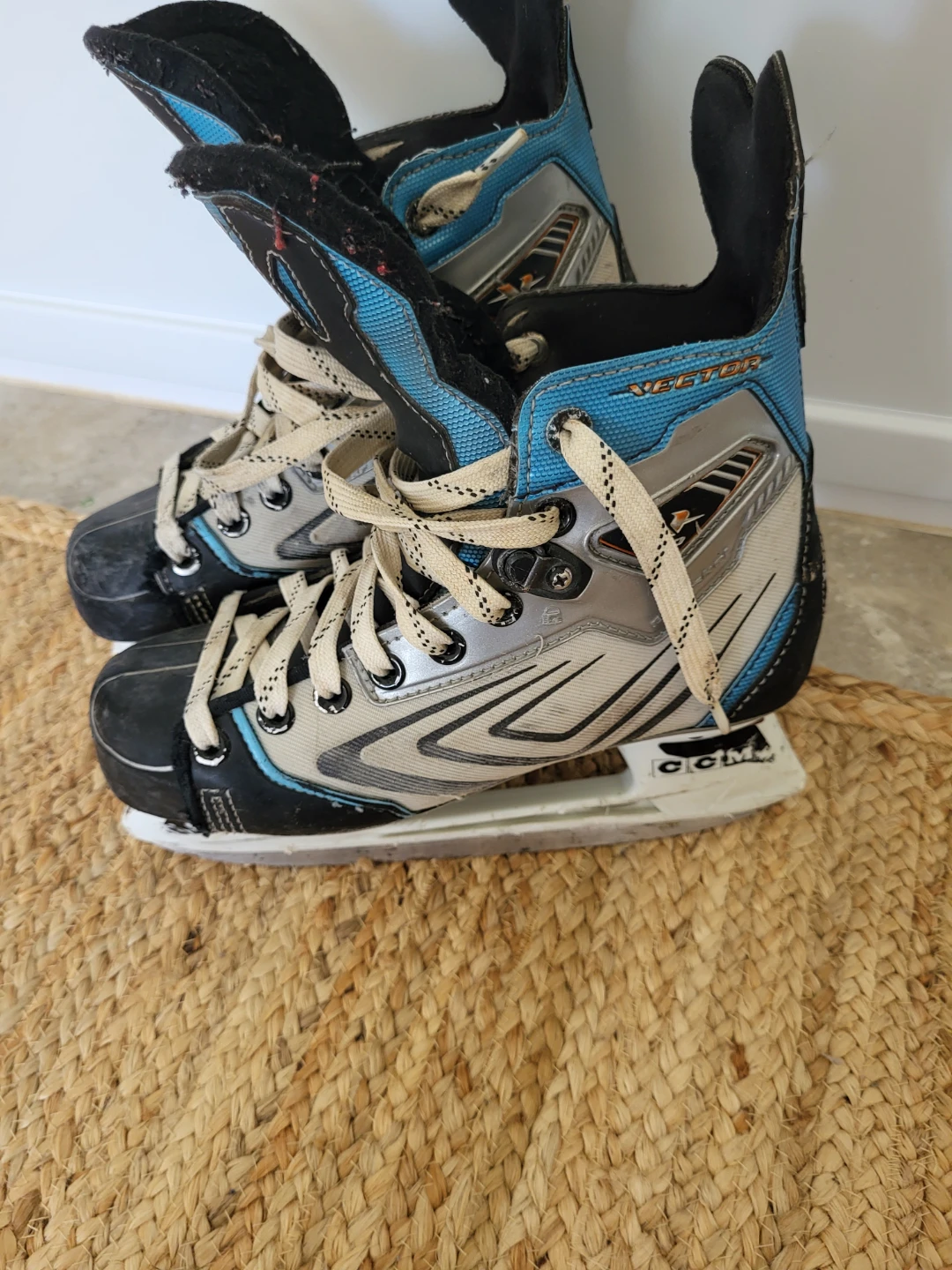 CCM Vector Hockey Skates Size 4 - photo 2