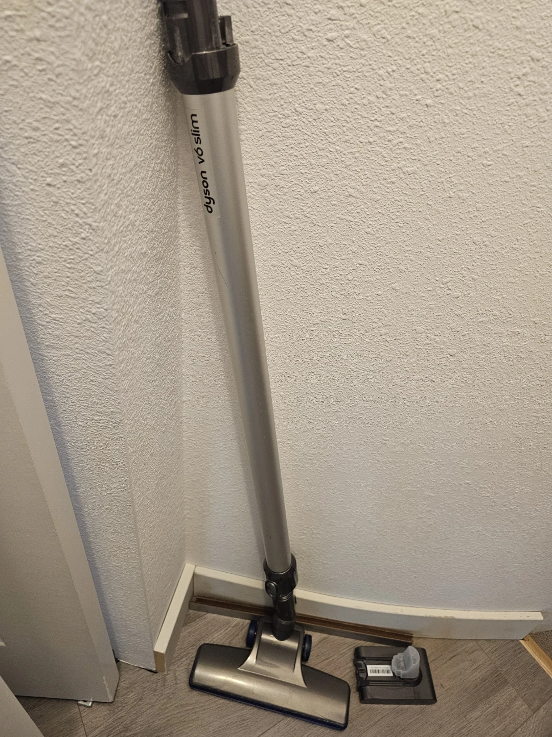 Dyson V6 Slim Cordless Vacuum Cleaner - photo 2