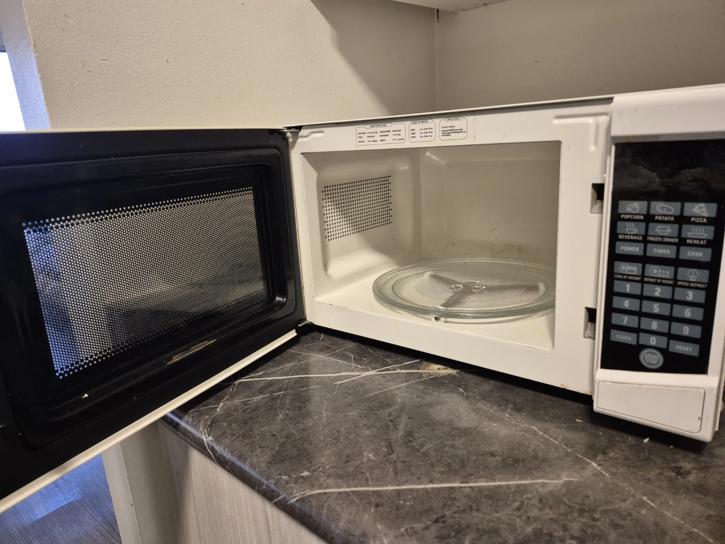 RCA Microwave Oven - photo 2