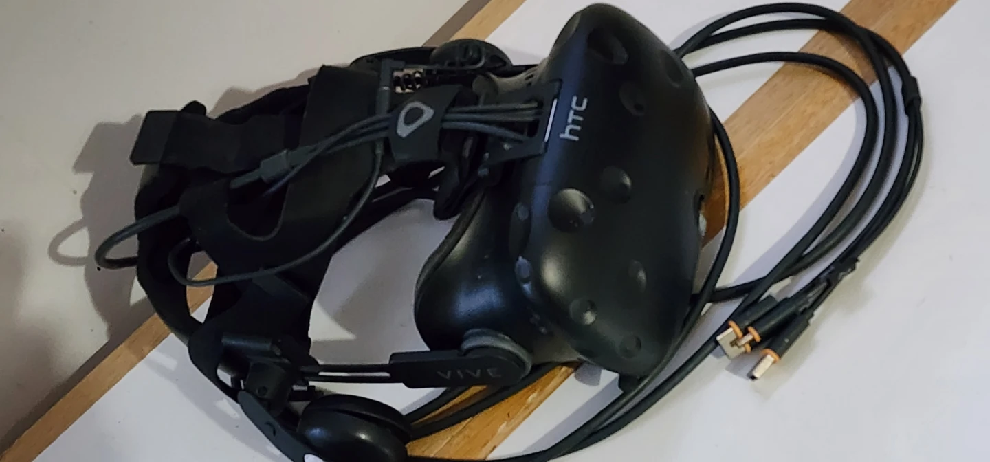 HTC VIVE Virtual Reality System generation 1 with Controllers - photo 2