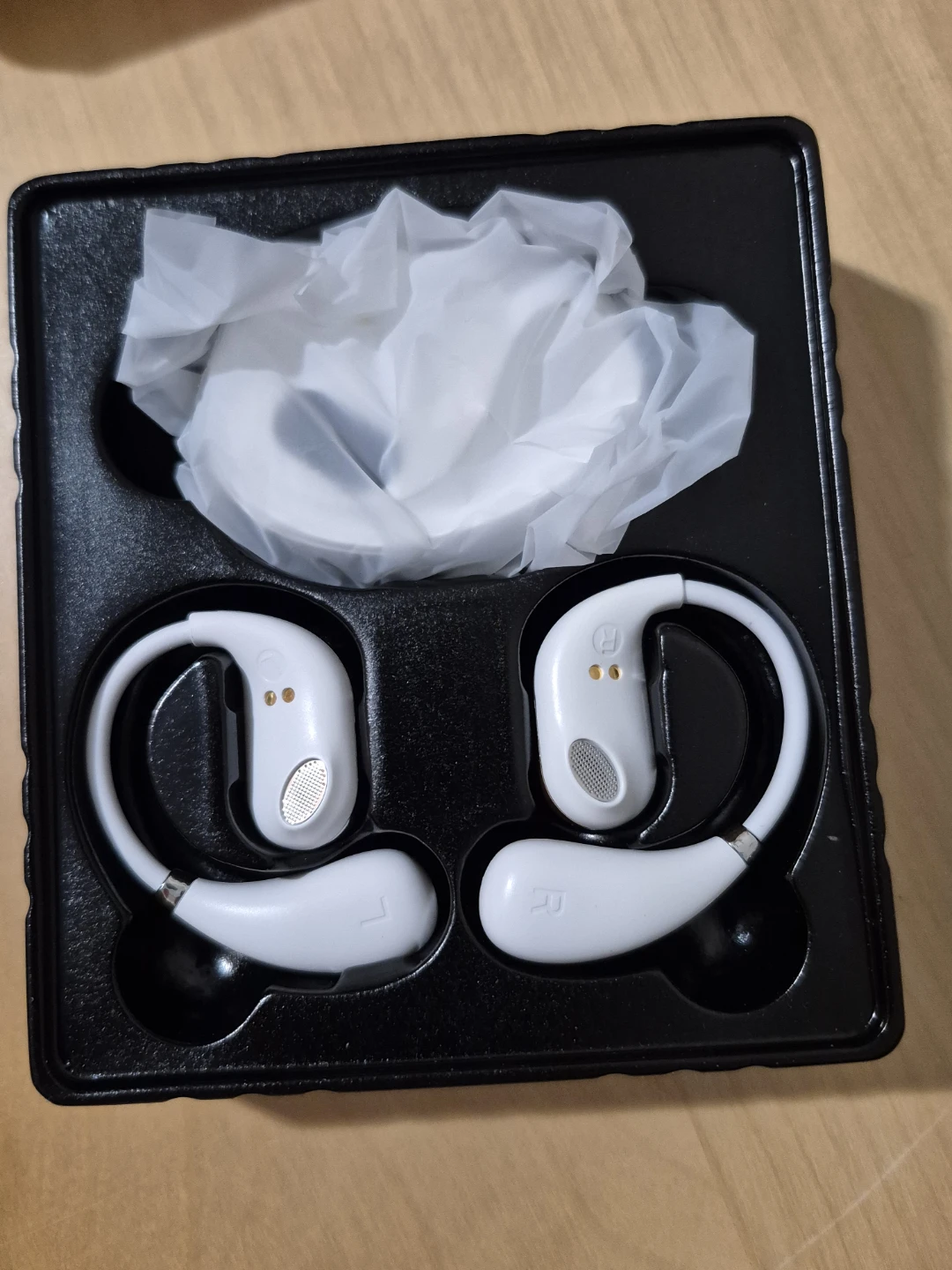 BNIB)AI Language Translator Airbuds Colour White